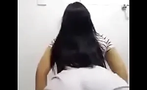 Novinha linda rebolando gostoso