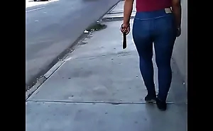 culona por la calle