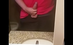 Novinho de 22cm batendo uma punheta em frente ao espelho